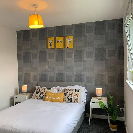 Modern 2 Bedroom Flat With Free Parking In Cambuslang, Glasgow Eksteriør billede