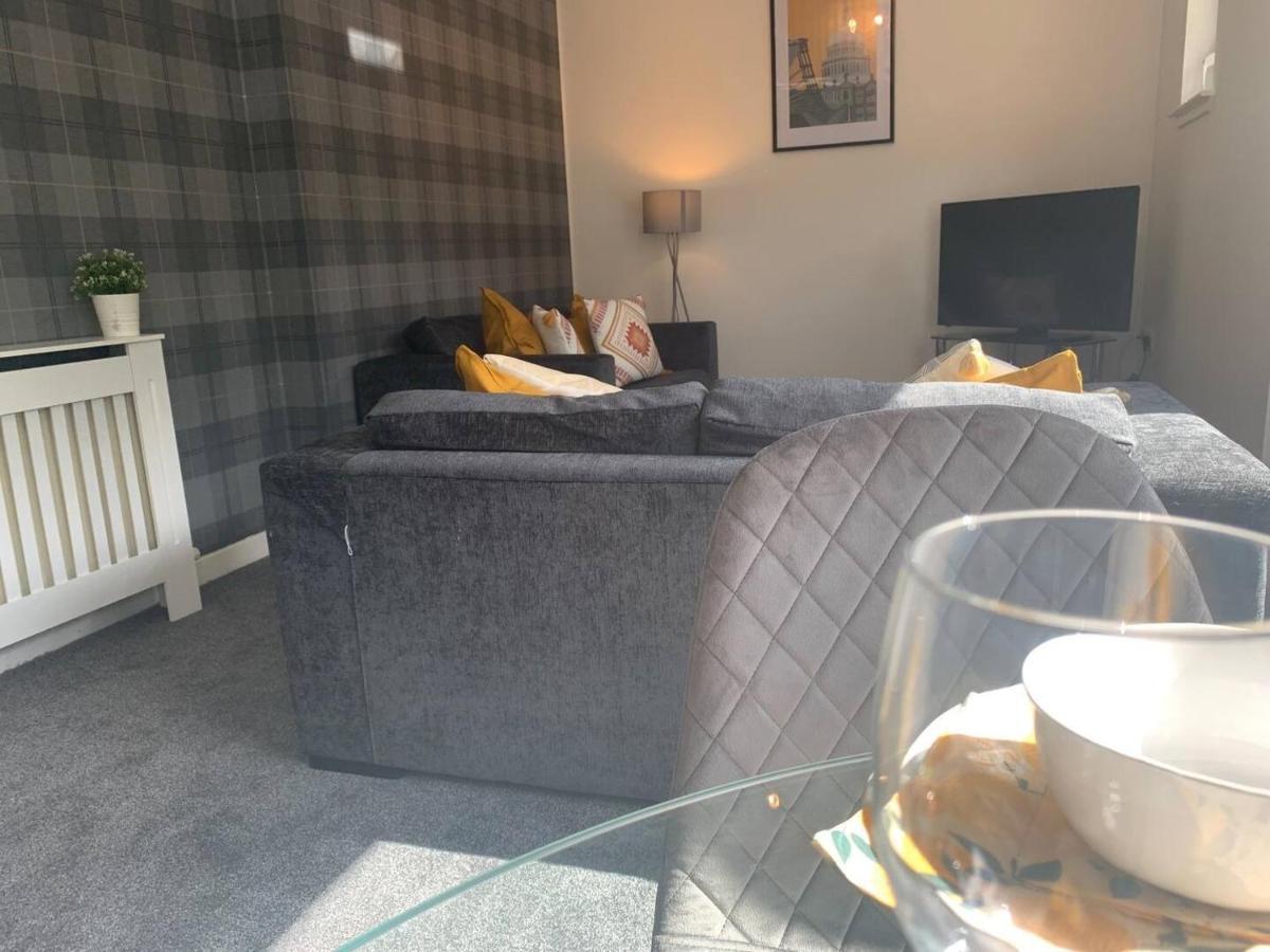 Modern 2 Bedroom Flat With Free Parking In Cambuslang, Glasgow Eksteriør billede