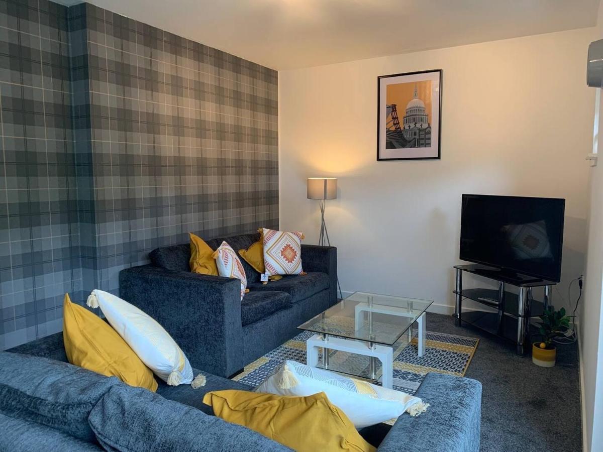 Modern 2 Bedroom Flat With Free Parking In Cambuslang, Glasgow Eksteriør billede