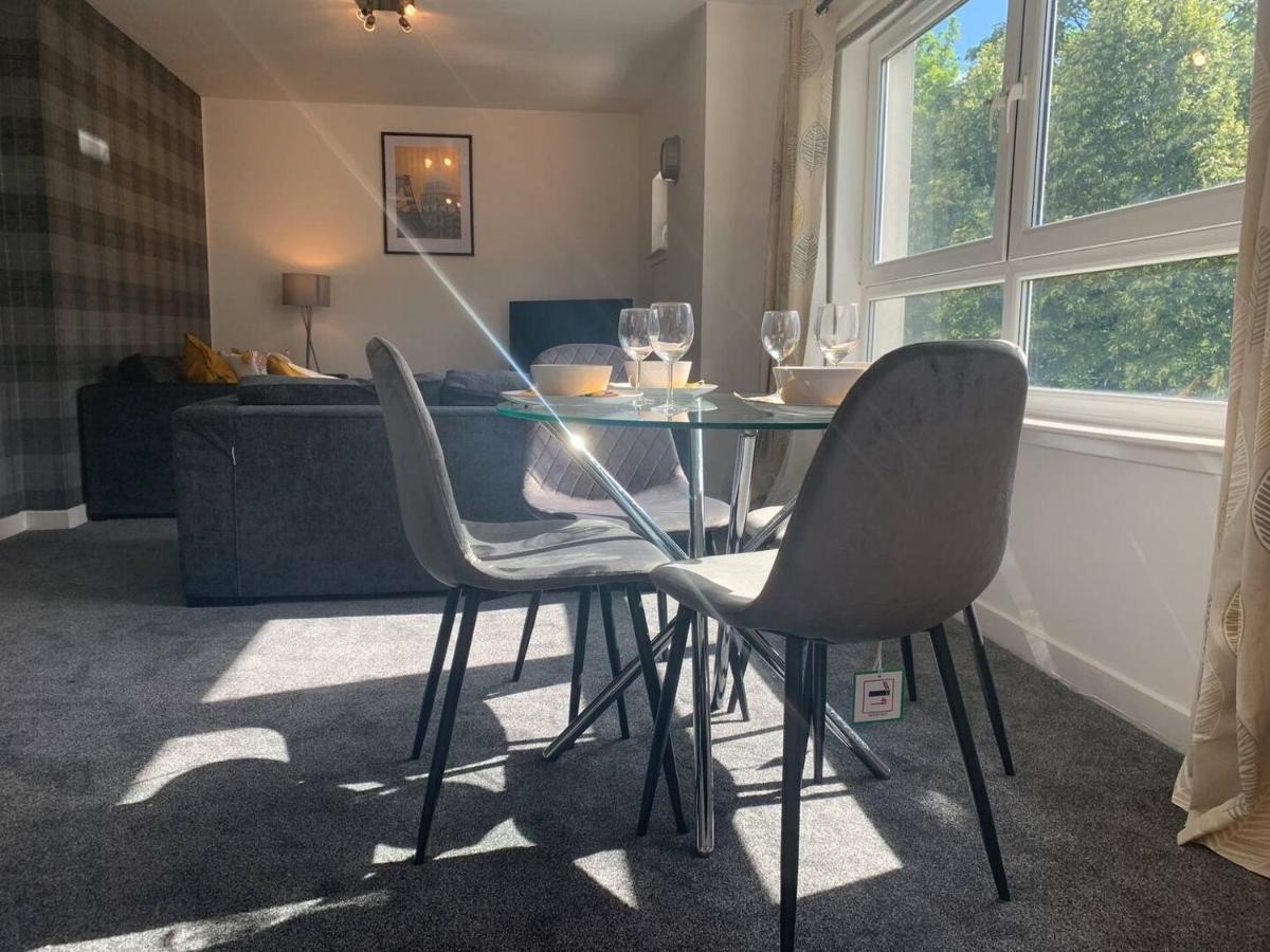 Modern 2 Bedroom Flat With Free Parking In Cambuslang, Glasgow Eksteriør billede