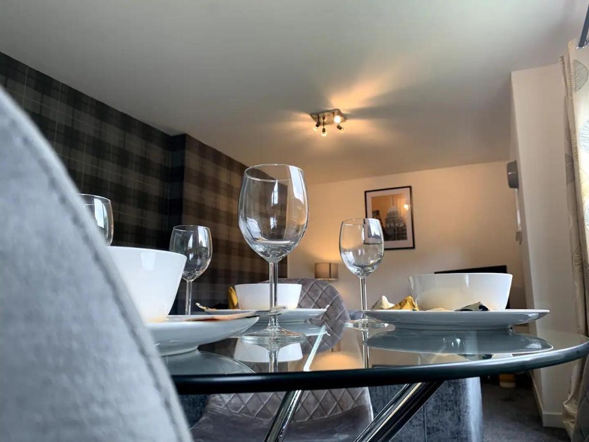 Modern 2 Bedroom Flat With Free Parking In Cambuslang, Glasgow Eksteriør billede