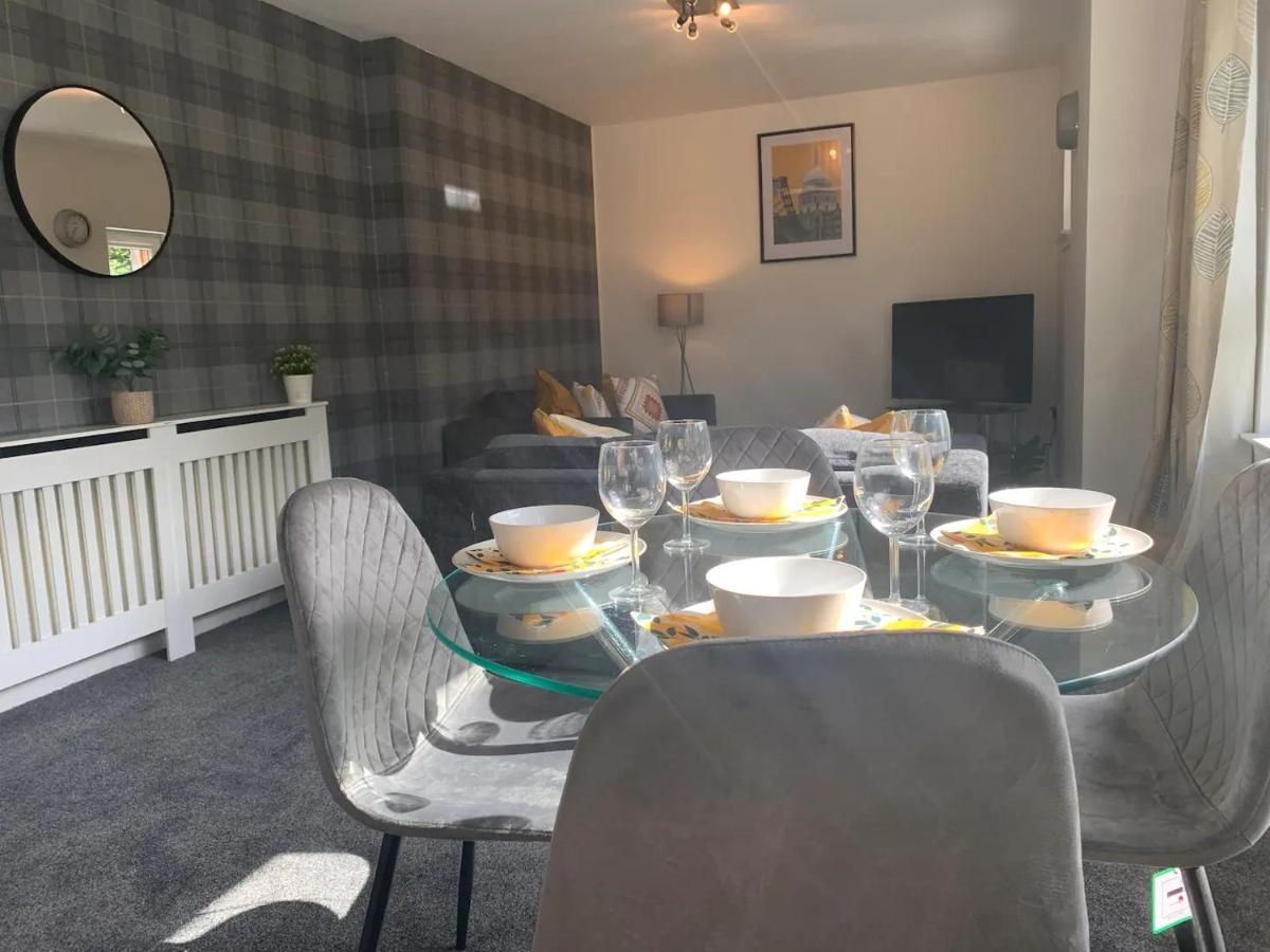 Modern 2 Bedroom Flat With Free Parking In Cambuslang, Glasgow Eksteriør billede